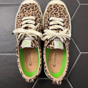 Cariuma EUC women’s Oca Low leopard canvas sneakers size 8, fabulous condition!